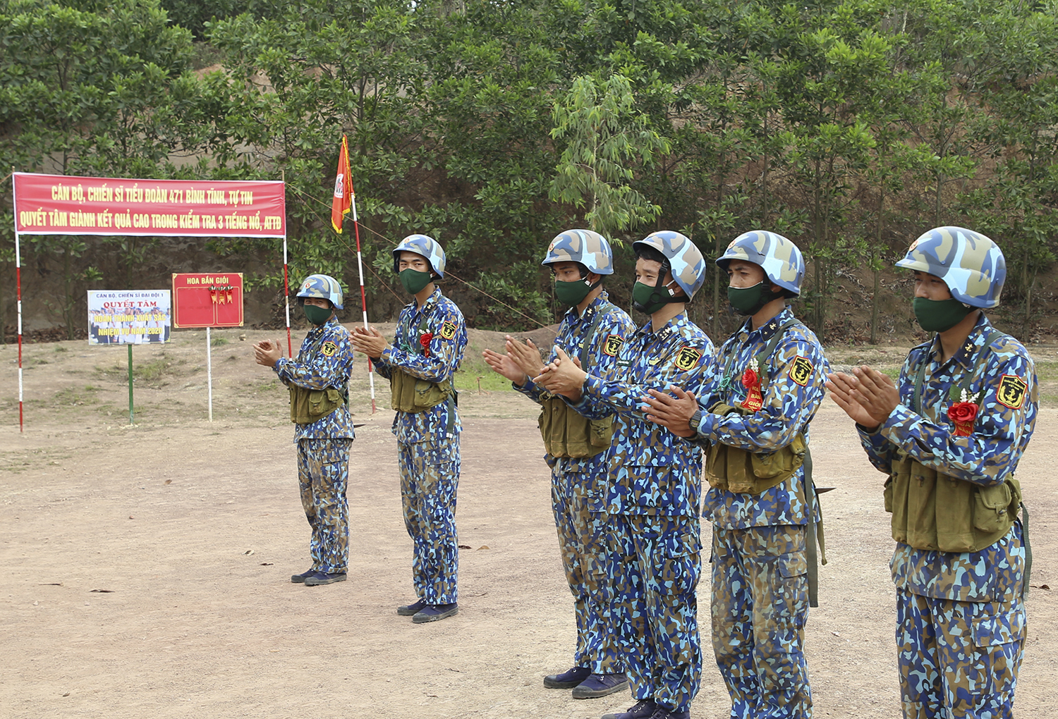 Chỉ huy đơn vị tặng hoa bắn giỏi cho chiến sĩ.